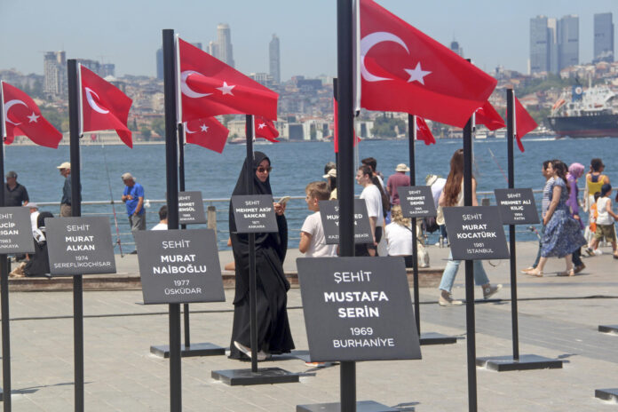 ESTAMBUL (TURQUÍA), 15/07/2026.- Vista este miércoles de la instalación con nombres de víctimas en la explanada de Üsküdar, Estambul, para conmemorar el 10 aniversario del fallido golpe de Estado del 15 de julio de 2016 en Turquía. Turquía conmemoró este miércoles, en medio de un moderado interés de la población en Estambul, el décimo aniversario del fallido golpe de Estado de 2016, que el Gobierno turco atribuye a la cofradía islamista del predicador Fethullah Gülen, con diversos actos, entre ellos marchas y discursos políticos. EFE/ Ilya U. Topper
