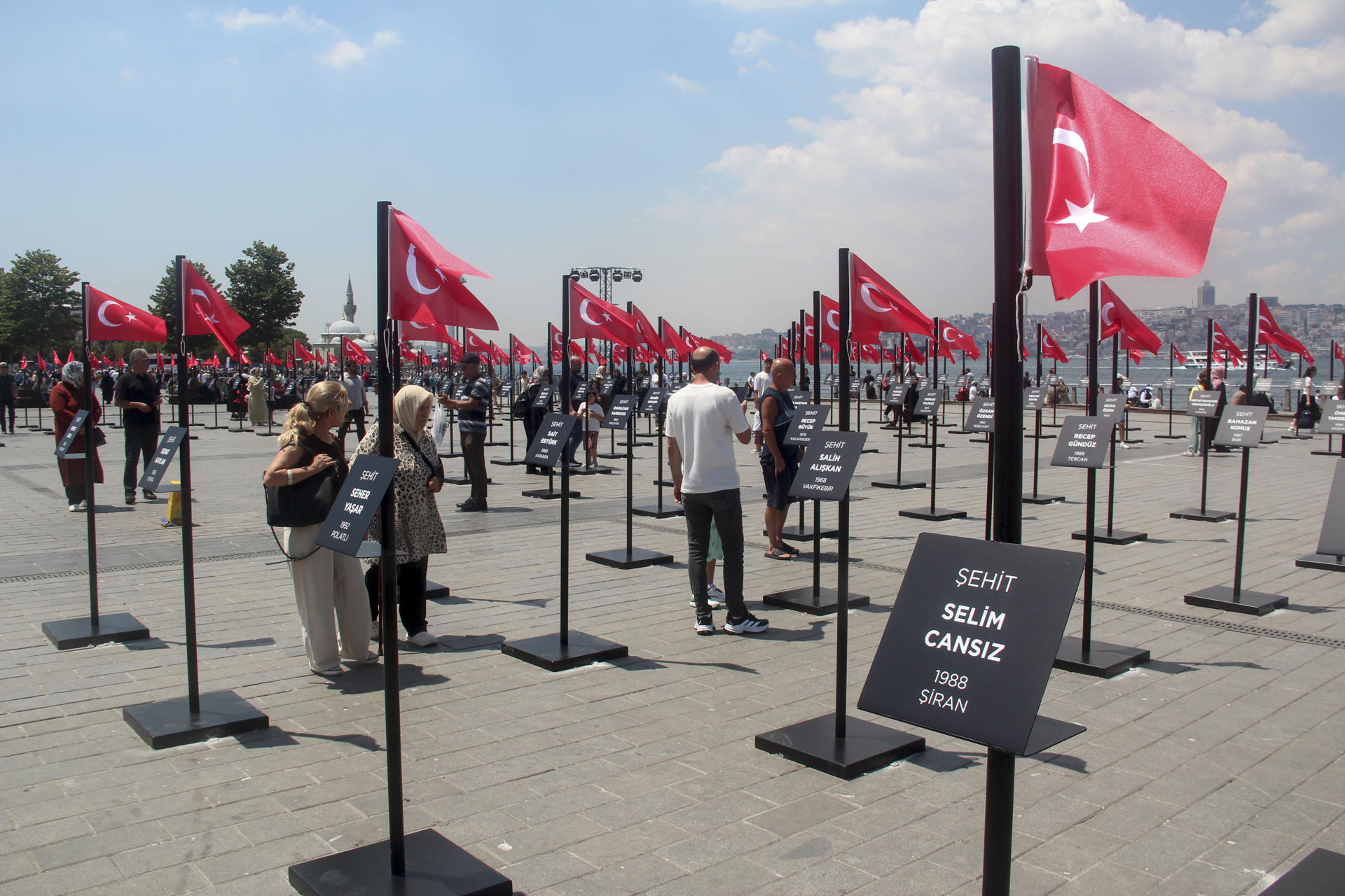 ESTAMBUL (TURQUÍA), 15/07/2026.- Vista este miércoles de la instalación con nombres de víctimas en la explanada de Üsküdar, Estambul, para conmemorar el 10 aniversario del fallido golpe de Estado del 15 de julio de 2016 en Turquía. Turquía conmemoró este miércoles, en medio de un moderado interés de la población en Estambul, el décimo aniversario del fallido golpe de Estado de 2016, que el Gobierno turco atribuye a la cofradía islamista del predicador Fethullah Gülen, con diversos actos, entre ellos marchas y discursos políticos. EFE/ Ilya U. Topper
