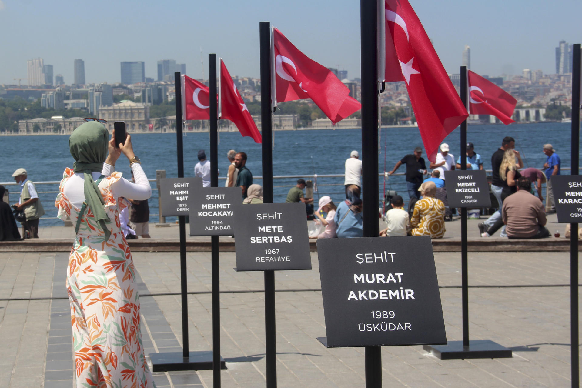 ESTAMBUL (TURQUÍA), 15/07/2026.- Vista este miércoles de la instalación con nombres de víctimas en la explanada de Üsküdar, Estambul, para conmemorar el 10 aniversario del fallido golpe de Estado del 15 de julio de 2016 en Turquía. Turquía conmemoró este miércoles, en medio de un moderado interés de la población en Estambul, el décimo aniversario del fallido golpe de Estado de 2016, que el Gobierno turco atribuye a la cofradía islamista del predicador Fethullah Gülen, con diversos actos, entre ellos marchas y discursos políticos. EFE/ Ilya U. Topper
