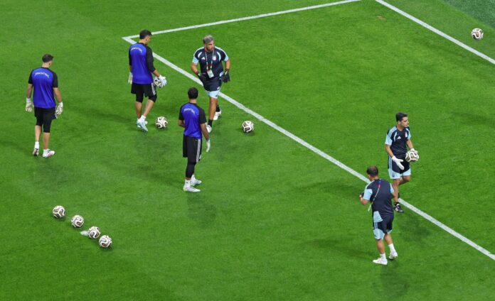 Jugadores argentinos calientan en Atlanta, USA. EFE/EPA/CRISTOBAL HERRERA-ULASHKEVICH
