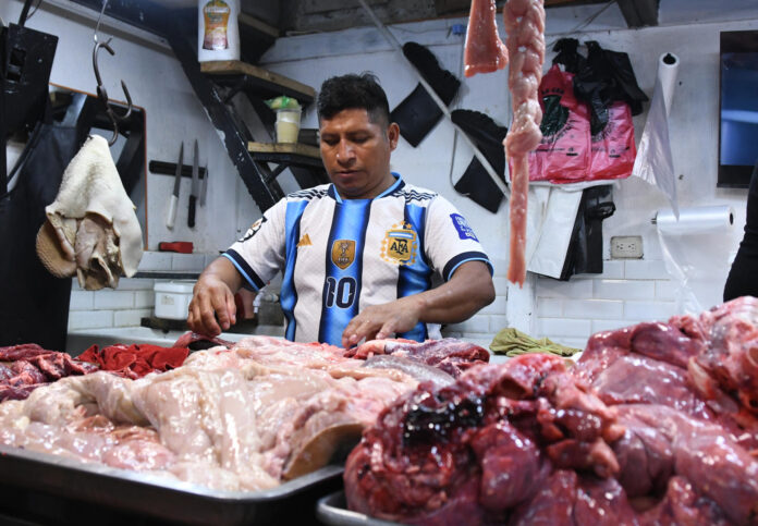 Una persona trabaja usando una camiseta de Argentina, previo al partido del Mundial de la FIFA 2026 entre Inglaterra y Argentina, este miércoles en el mercado de La Terminal, en Ciudad de Guatemala (Guatemala). EFE/ Alex Cruz
