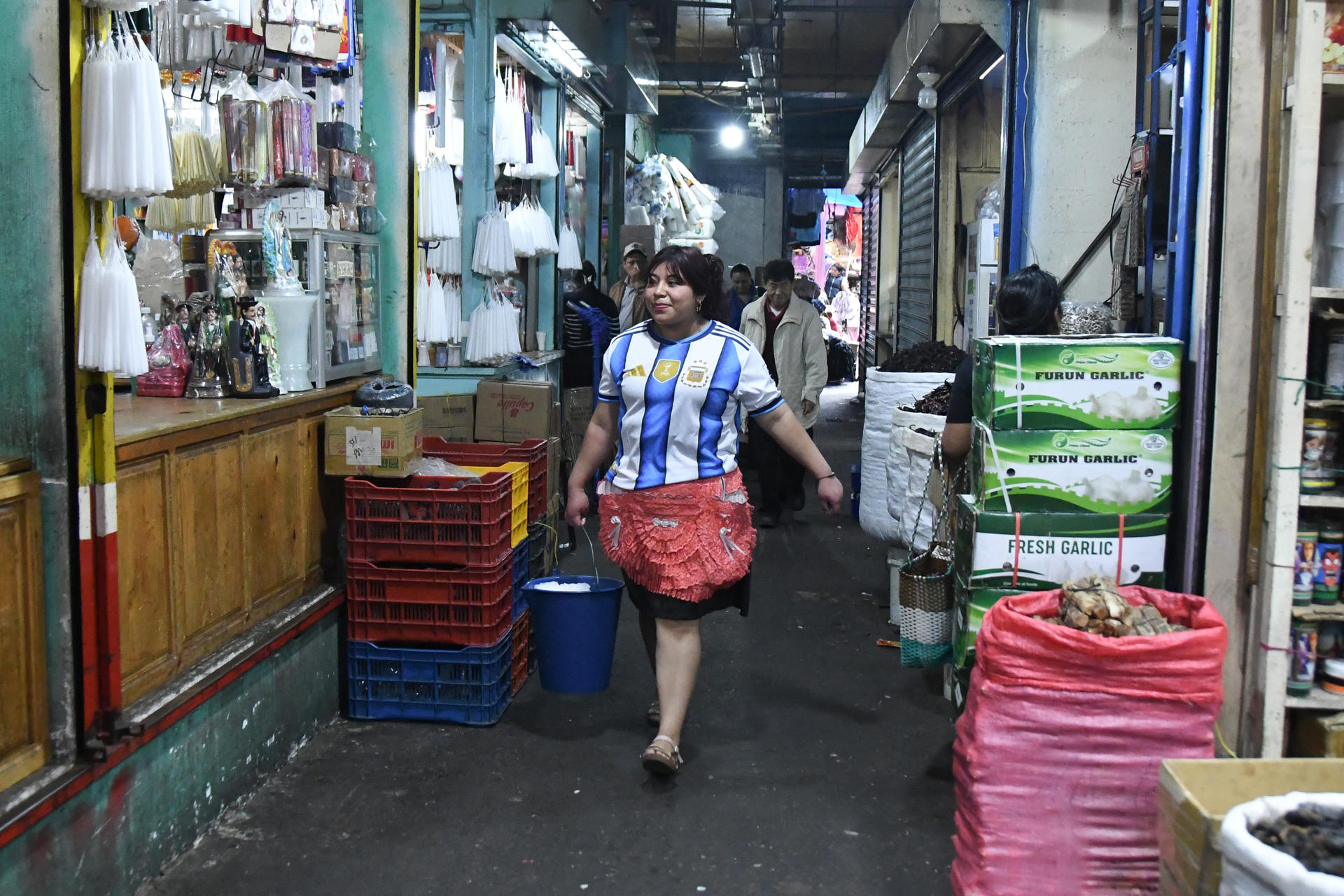 Una mujer camina con una camiseta de Argentina, previo al partido del Mundial de la FIFA 2026 entre Inglaterra y Argentina, este miércoles en el mercado de La Terminal, en Ciudad de Guatemala (Guatemala). EFE/ Alex Cruz