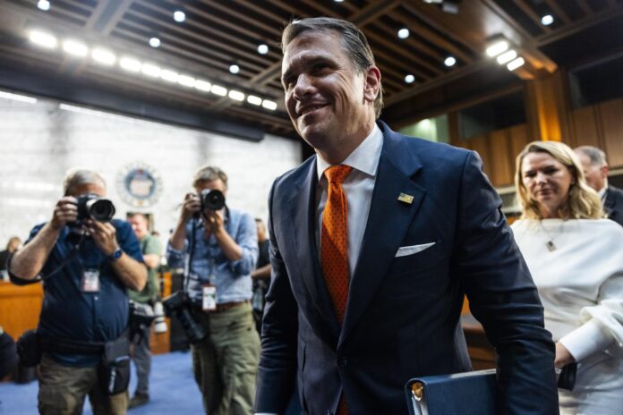 El fiscal general interino de Estados Unidos, Todd Blanche, se retira para un receso durante su testimonio ante el Comité Judicial del Senado, en el marco de su audiencia de confirmación, en el edificio Hart del Senado, en Washington (EE.UU.) EFE/EPA/JIM LO SCALZO
