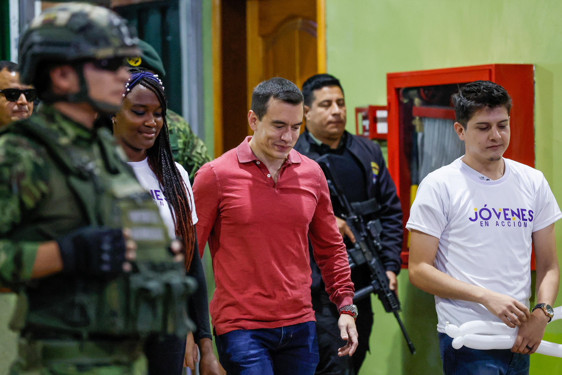 El presidente de Ecuador, Daniel Noboa (c), presenta nueva etapa del programa Jóvenes en Acción, donde anunció una inversión de 180 millones de dólares para entregar incentivos económicos a 150.000 beneficiarios, en Quito (Ecuador). EFE/ José Jácome
