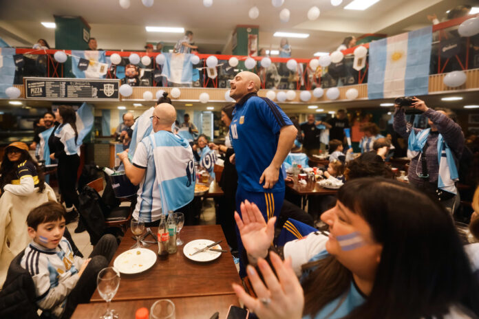 Aficionados argentinos esperan la trasmisión del partido del Mundial de la FIFA 2026 entre Inglaterra y Argentina este miércoles, en Buenos Aires (Argentina). EFE/ Juan Ignacio Roncoroni
