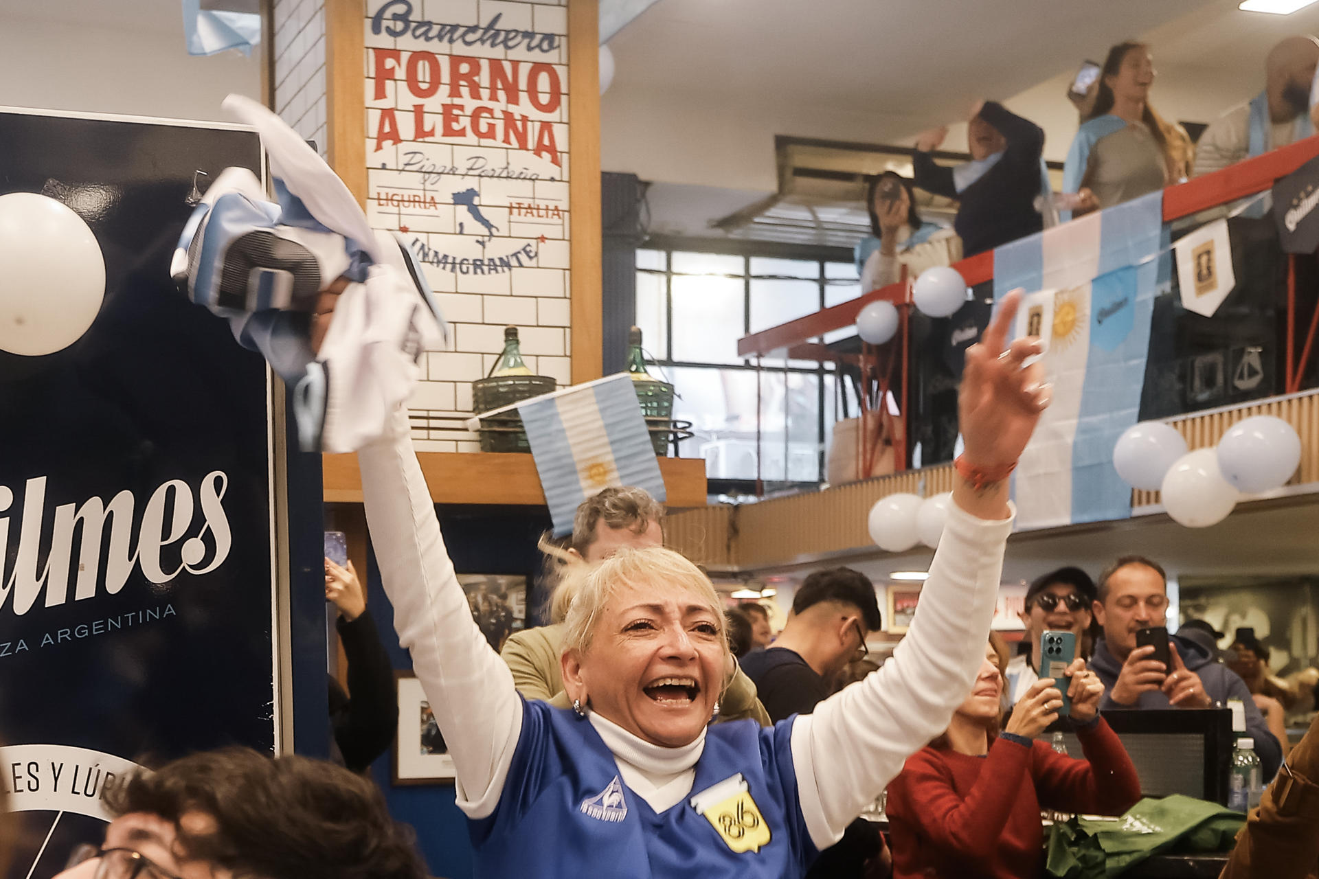 Una aficionada argentina espera la trasmisión del partido del Mundial de la FIFA 2026 entre Inglaterra y Argentina este miércoles, en Buenos Aires (Argentina). EFE/ Juan Ignacio Roncoroni
