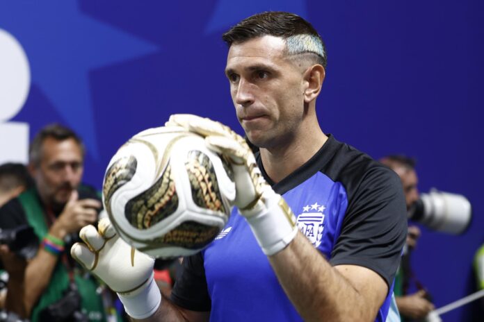 El portero argentino Emiliano Martínez antes del partido de semifinales de la Copa Mundial de la FIFA 2026. EFE/EPA/WILL OLIVER

