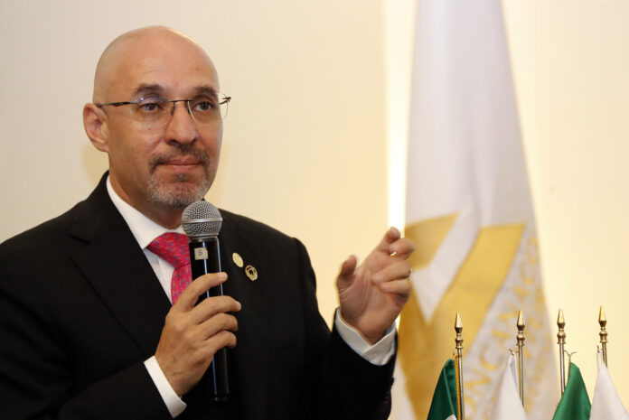 El presidente de la Concanaco Servytur, Octavio de la Torre, participa durante una conferencia de prensa en Ciudad de México (México). Fotografía de archivo. EFE/ Mario Guzmán
