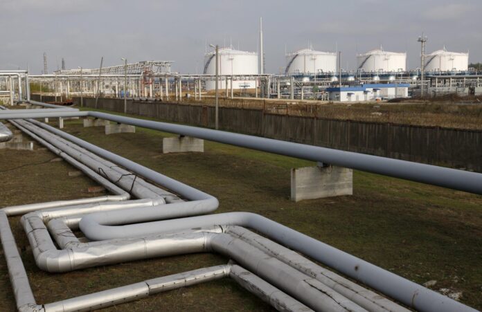 Imagen de archivo de una refinería de petróleo. EFE/TATYANA ZENKOVICH

