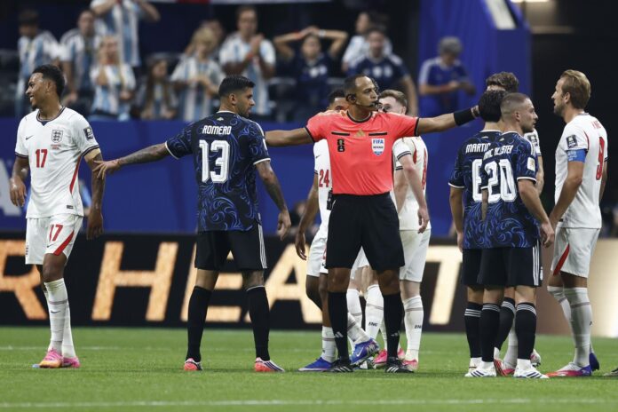 El árbitro estadounidense Ismail Elfath (3-I) en el partido de semifinales del Mundial de la FIFA 2026 entre Inglaterra y Argentina en el estadio Mercedes-Benz en Atlanta (Estados Unidos) EFE/EPA/WILL OLIVER
