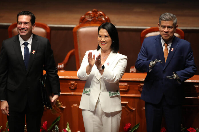 La presidenta electa de Perú, Keiko Fujimori (c), reacciona junto a su primer vicepresidente Luis Galarreta (d) y su segundo vicepresidente Miguel Torres (i), este miércoles en Lima (Perú). EFE/Paolo Aguilar
