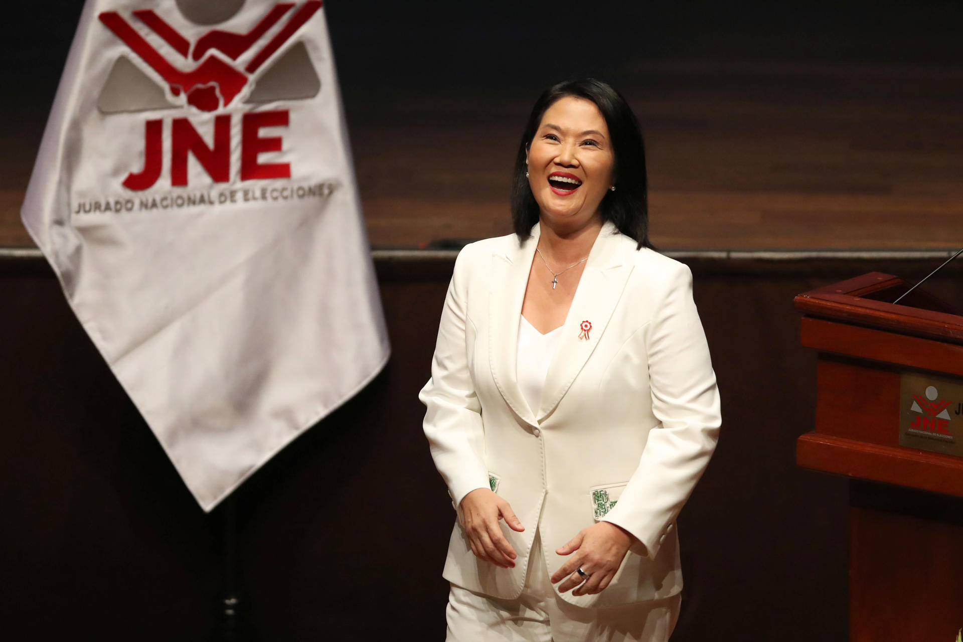 La presidenta electa de Perú, Keiko Fujimori (c), reacciona este miércoles, en Lima (Perú). EFE/Paolo Aguilar
