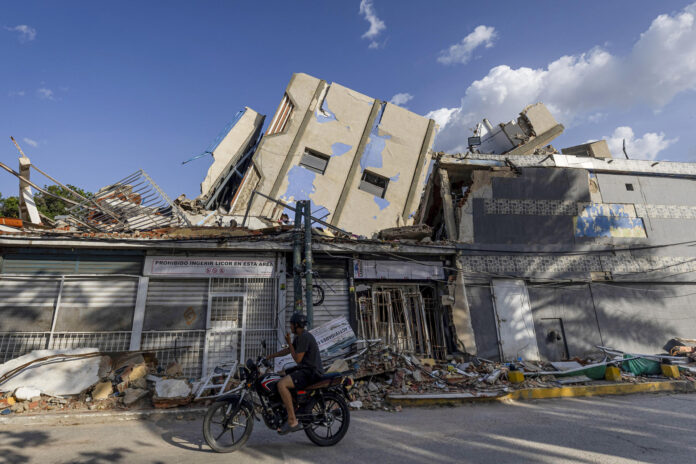 Una persona observa edificios destruidos por los terremotos en Venezuela. EFE/ Miguel Gutiérrez
