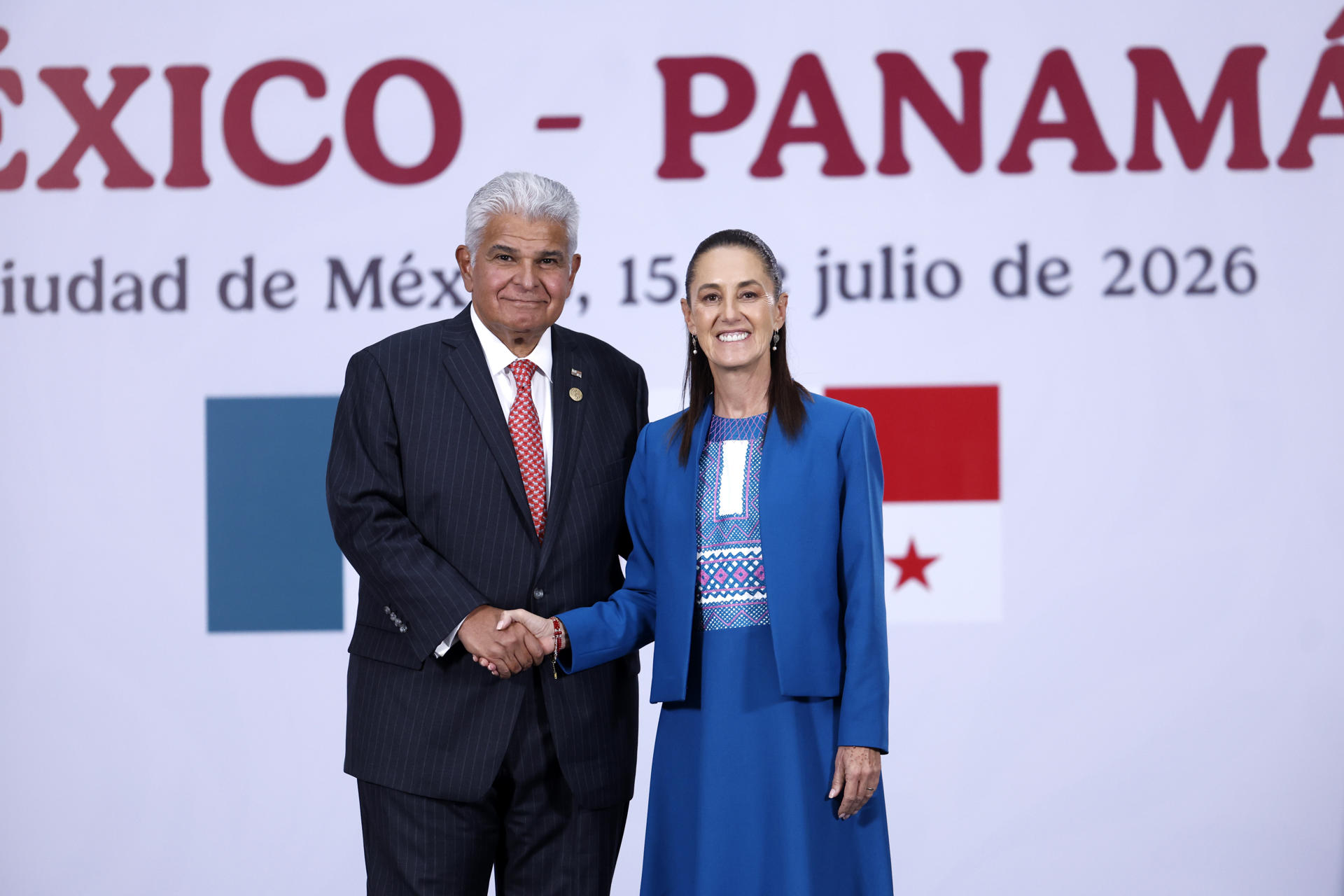 La presidenta de México, Claudia Sheinbaum y su homologo de Panamá, José Raúl Mulino (i), posan al termino de una rueda de prensa este miércoles, en el Palacio Nacional de Ciudad de México (México). EFE/ Sáshenka Gutiérrez
