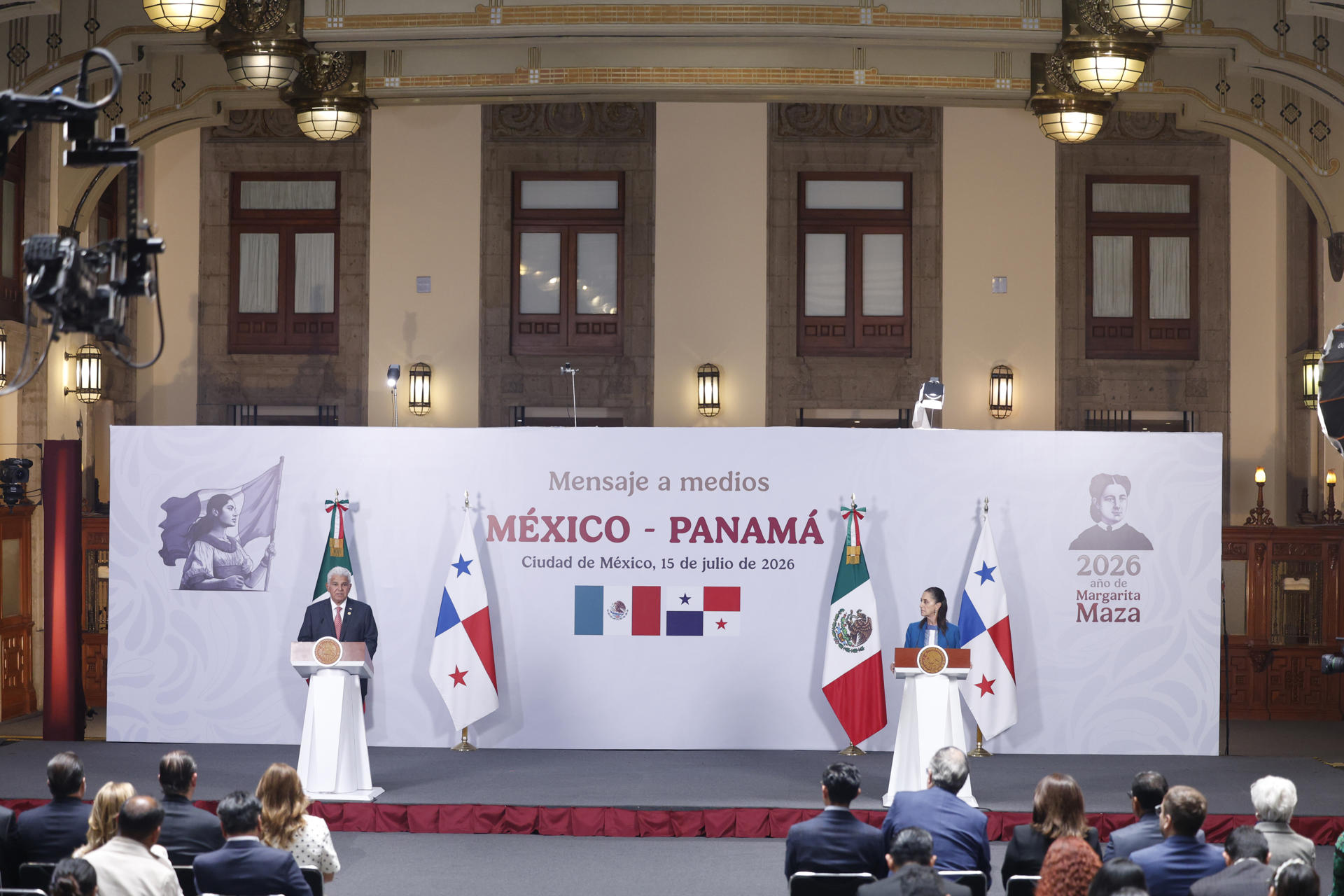 La presidenta de México, Claudia Sheinbaum y su homologo de Panamá, José Raúl Mulino (i) hablan en una rueda de prensa este miércoles, en el Palacio Nacional de Ciudad de México (México). EFE/ Sáshenka Gutiérrez