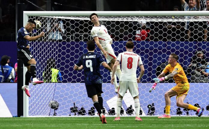 Lautaro Martínz marca de cabeza en el partido de semifinales del Mundial de la FIFA 2026 entre Inglaterra y Argentina en el estadio Mercedes-Benz en Atlanta (Estados Unidos).EFE/EPA/RONALD WITTEK

