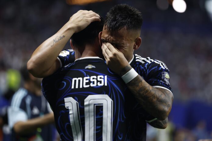 Lautaro Martinez (R) se abrazo con Lionel Messi en Atlanta, USA.. EFE/EPA/WILL OLIVER
