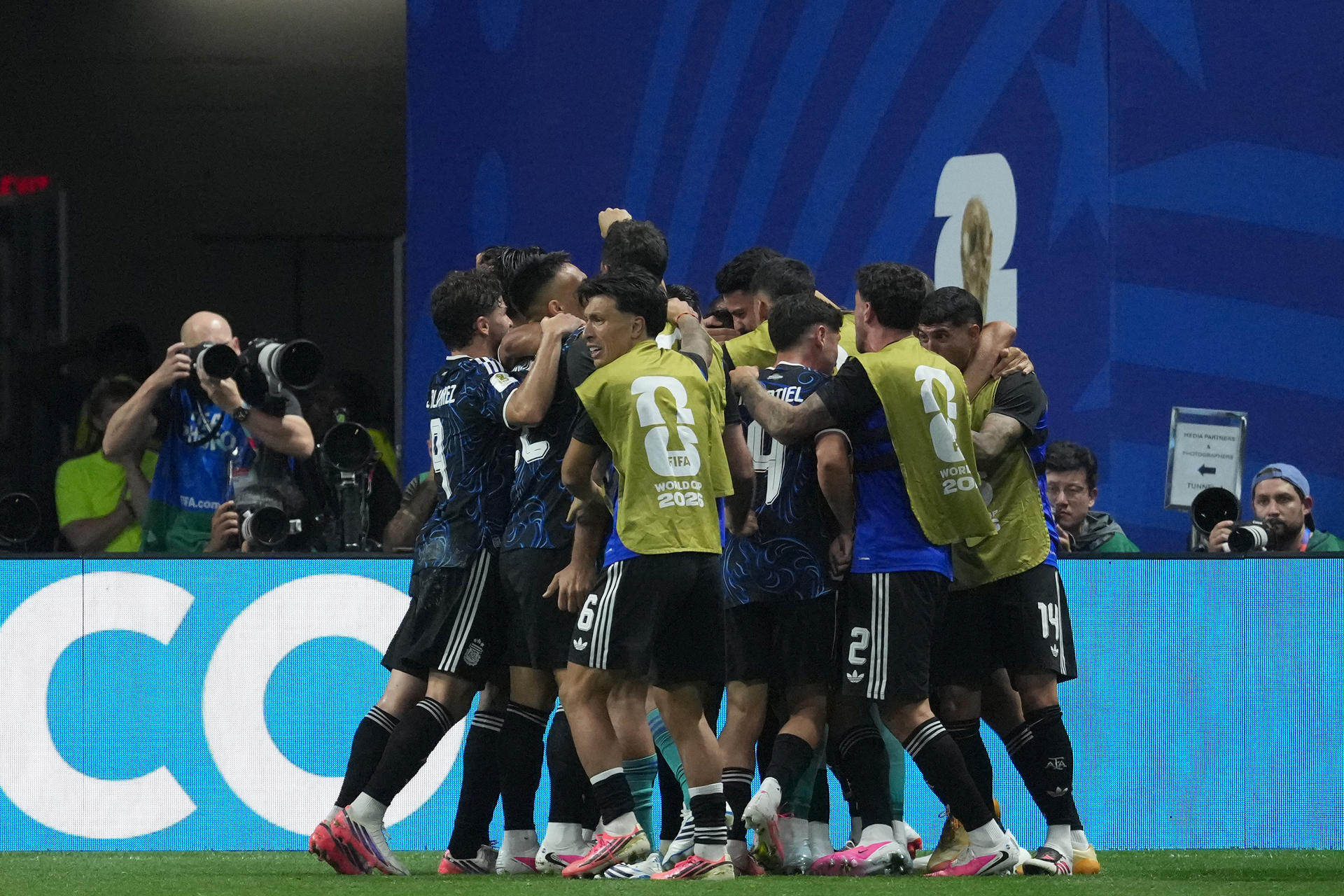 Jugadores de Argentina celebran un gol este miércoles, en el partido de semifinales del Mundial de la FIFA 2026 entre Inglaterra y Argentina en el estadio Mercedes-Benz en Atlanta (Estados Unidos). EFE/ Octavio Guzmán