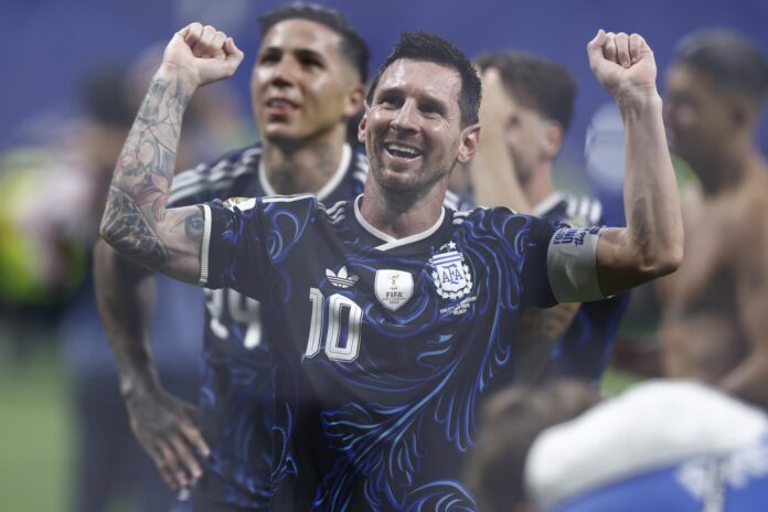 Lionel Messi, de Argentina, celebra la victoria ante Inglaterra en semifinales del Mundial 2026. EFE/EPA/WILL OLIVER
