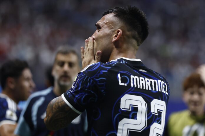 El delantero argentino Lautaro Martinez celebra el 2-1 durante el la semifinal del Mundfial que jugaron Inglaterra y Argentina en Atlanta, USA.. EFE/EPA/WILL OLIVER

