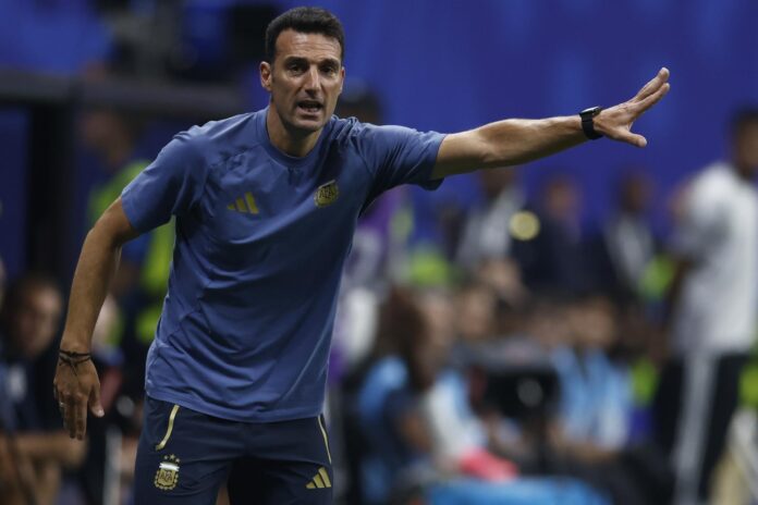 El seleccionador de Argentina, Lionel Scaloni, reacciona durante el partido de semifinales de la Copa Mundial de la FIFA 2026 entre Inglaterra y Argentina, en Atlanta, EE.UU. EFE/EPA/WILL OLIVER
