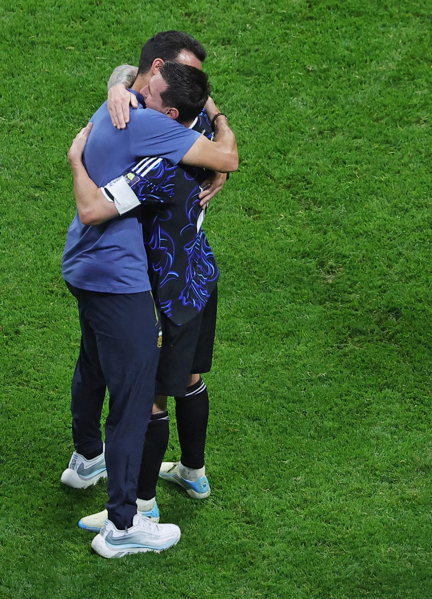 El seleccionador de Argentina, Lionel Scaloni, se funde en un abrazo con Lionel Messi al final de la victoria frente a Inglaterra en las semifinales del Mundial 2026. EFE/EPA/CRISTOBAL HERRERA-ULASHKEVICH
