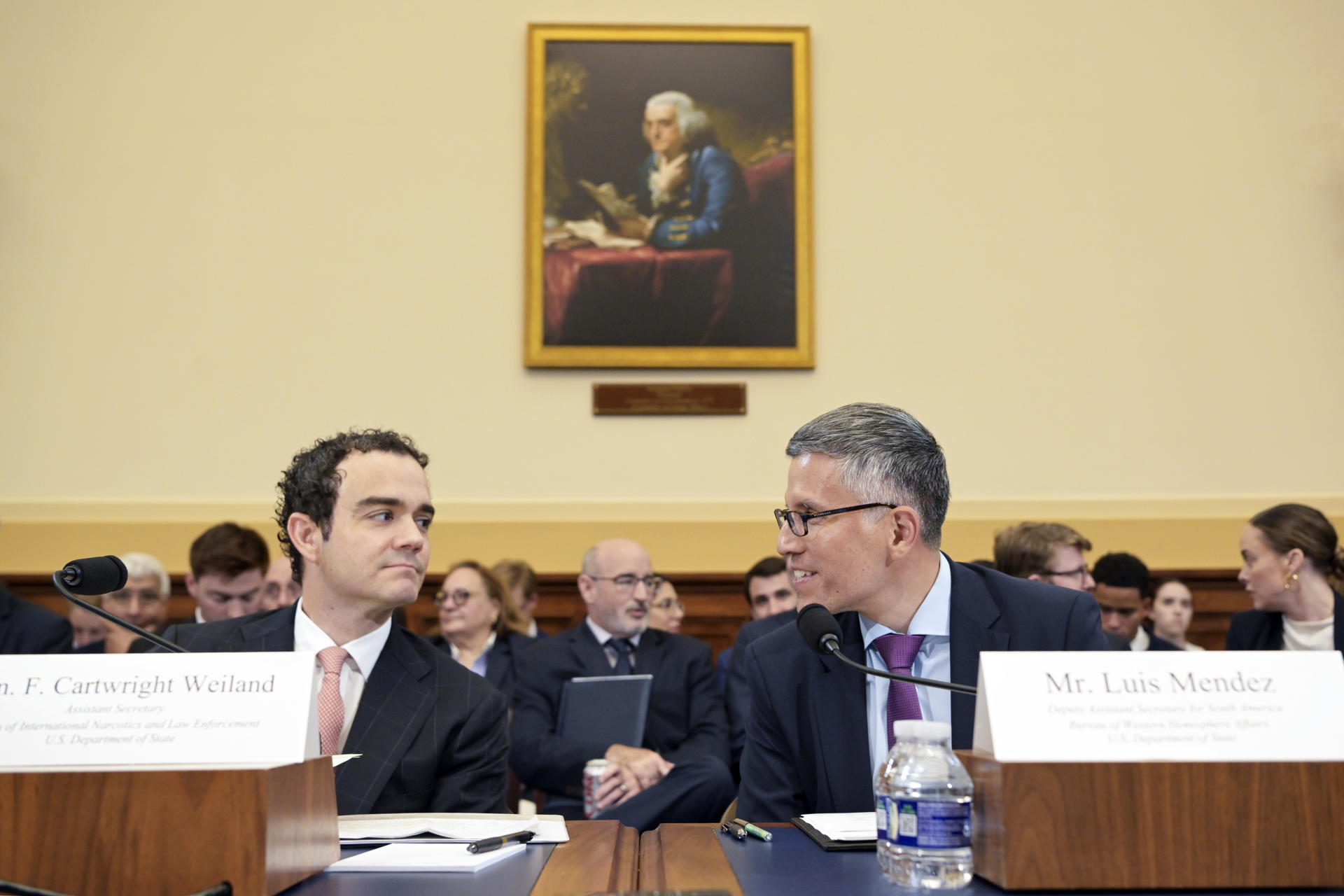 El subsecretario de Asuntos Internacionales de Narcóticos del Departamento de Estado de Estados Unidos, Cartwright Weiland (i), y el subsecretario adjunto para América del Sur en la Oficina de Asuntos del Hemisferio Occidental del Departamento de Estado, Luis Méndez, participan en una audiencia del Comité de Asuntos Exteriores del Hemisferio Occidental este miércoles, en la sede del Congreso en Washington (Estados Unidos). EFE/Lenin Nolly
