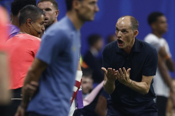 Thomas Tuchel, seleccionador de Inglaterra, reclama una decisión durante el partido ante Argentina por la semifinal del Mundial 2026 en Atlanta. EFE/EPA/WILL OLIVER

