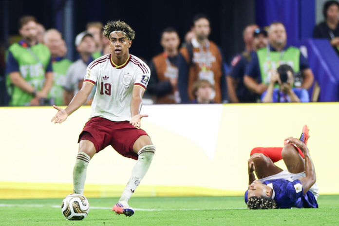 Lamine Yamal (i), de España, gesticula durante el partido de semifinales del Mundial de la FIFA 2026 contra Francia. EFE/ Carlos Ramírez
