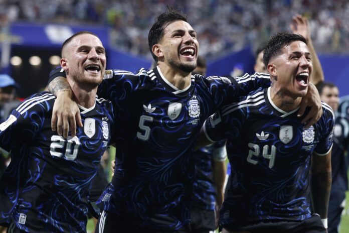 Los argentinos Alexis Mac Allister, Leandro Paredes y Enzo Fernández (de izq. a der.) celebran su victoria en el partido de semifinales de la Copa Mundial de la FIFA 2026 ante Inglaterra. EFE/EPA/WILL OLIVER
