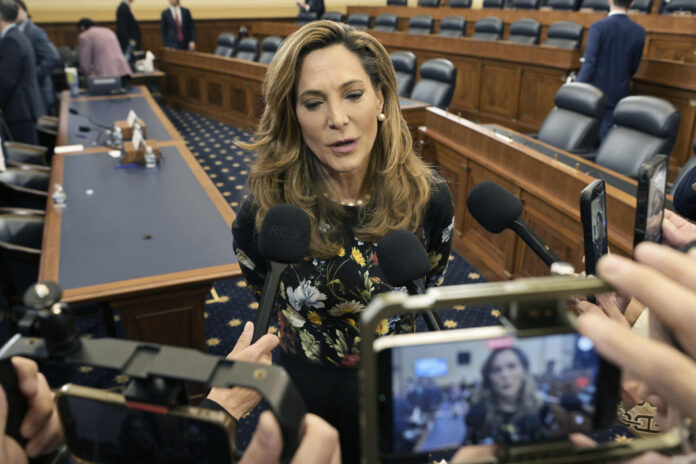 La congresista republicana María Elvira Salazar habla con periodistas tras una audiencia del Comité de Asuntos Exteriores del Hemisferio Occidental este miércoles, en el Congreso en Washington (Estados Unidos). EFE/Lenin Nolly
