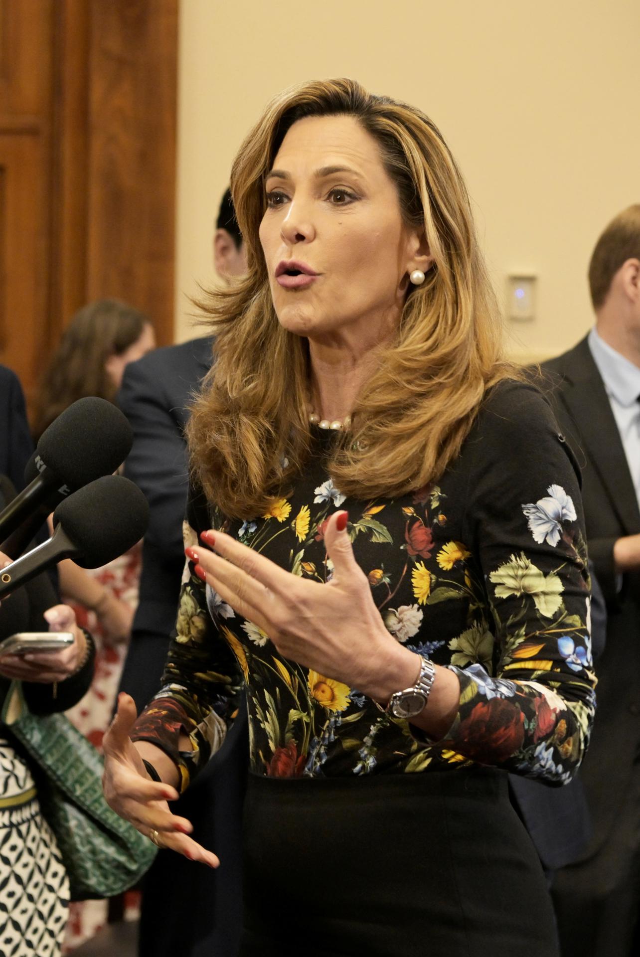 La congresista republicana María Elvira Salazar habla con periodistas tras una audiencia del Comité de Asuntos Exteriores del Hemisferio Occidental este miércoles, en el Congreso en Washington (Estados Unidos). EFE/Lenin Nolly
