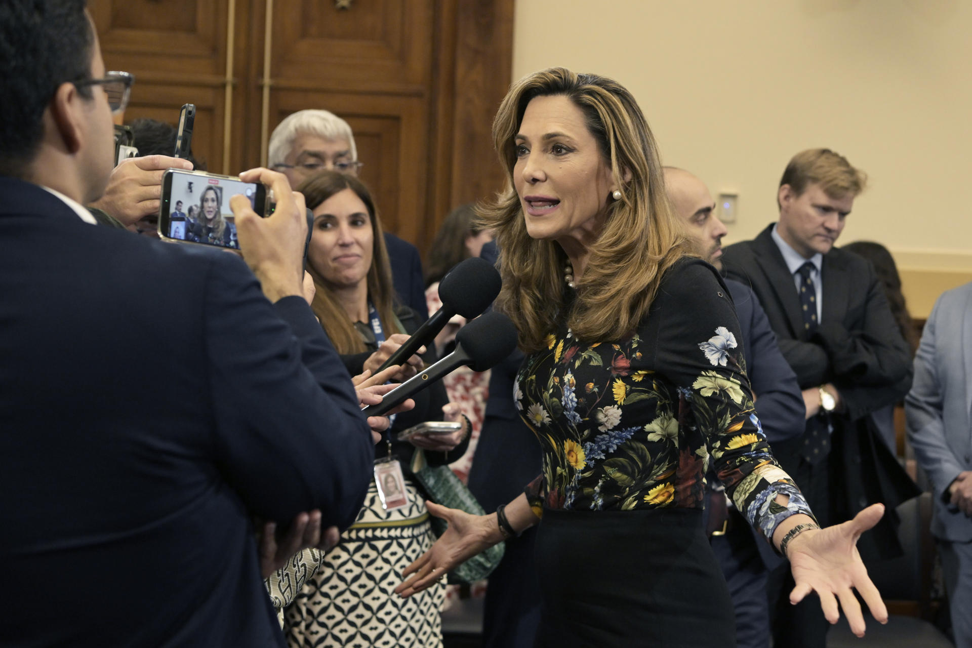 La congresista republicana María Elvira Salazar habla con periodistas tras una audiencia del Comité de Asuntos Exteriores del Hemisferio Occidental este miércoles, en el Congreso en Washington (Estados Unidos). EFE/Lenin Nolly
