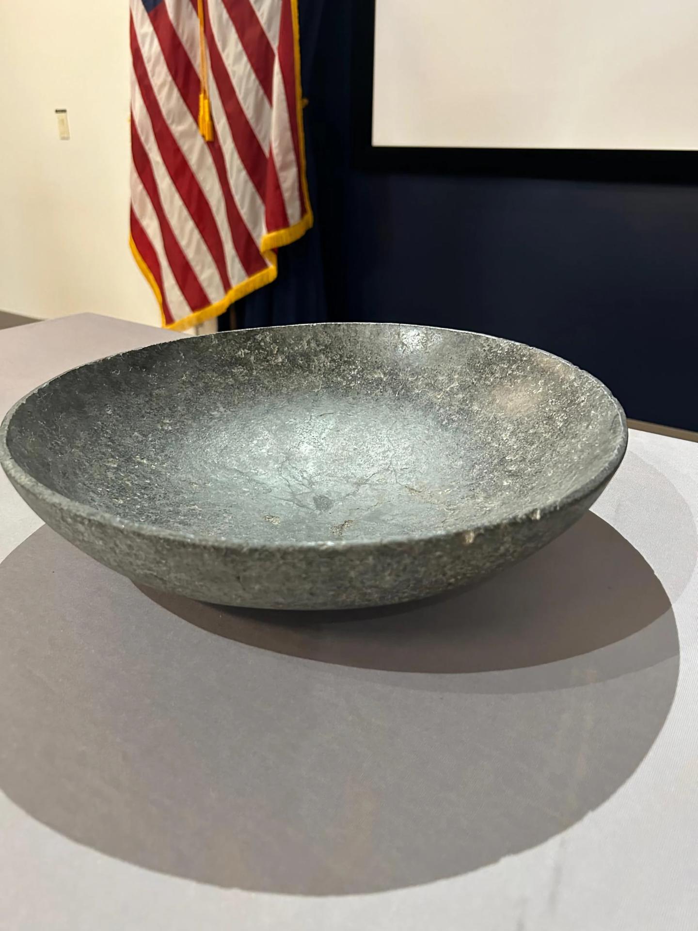 Fotografía cedida por el Consulado de México en Nueva York de un cuenco de estilo Xochipala, una de las tres piezas arqueológicas que regresan a México tras la ceremonia celebrada este miércoles, en la Fiscalía en Nueva York (EE.UU.). EFE/ Consulado México en Nueva York /SOLO USO EDITORIAL/NO VENTAS/ SOLO DISPONIBLE PARA ILUSTRAR LA NOTICIA QUE ACOMPAÑA (CRÉDITO OBLIGATORIO)
