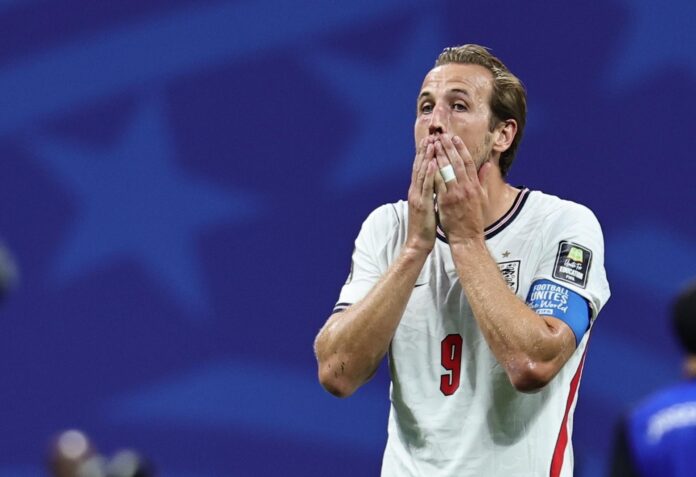 Harry Kane, capitán de Inglaterra, muestra su frustración al perder 1-2 la semifinal del Mundial 2026 ante Argentina. EFE/EPA/RONALD WITTEK
