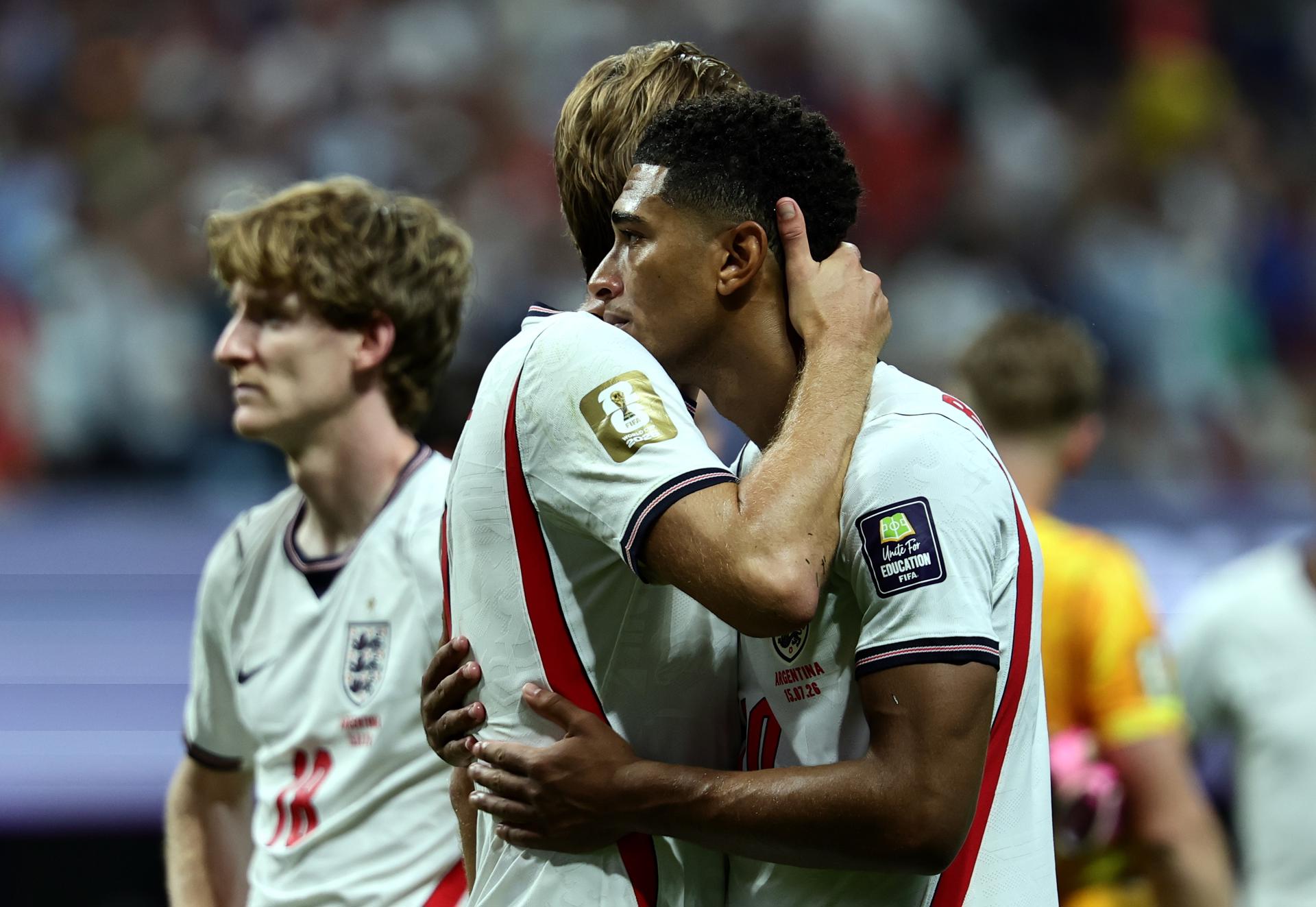 Harry Kane consuela a Jude Bellingham, tras perder la semifinal del Mundial 2026 ante Argentina en Atlanta. EFE/EPA/RONALD WITTEK