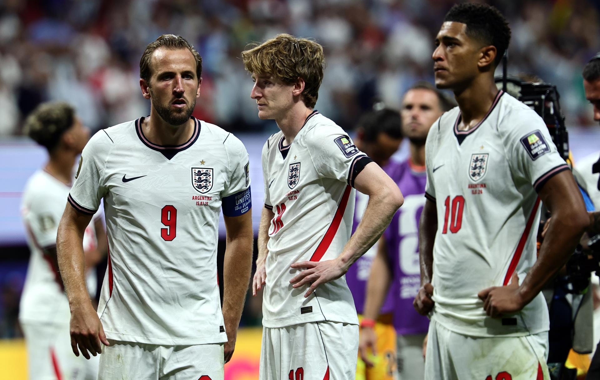 Harry Kane (i), capitán de Inglaterra, y su frustración por perder la semifinal del Mundial 2026 ante Argentina en Atlanta. EFE/EPA/RONALD WITTEK