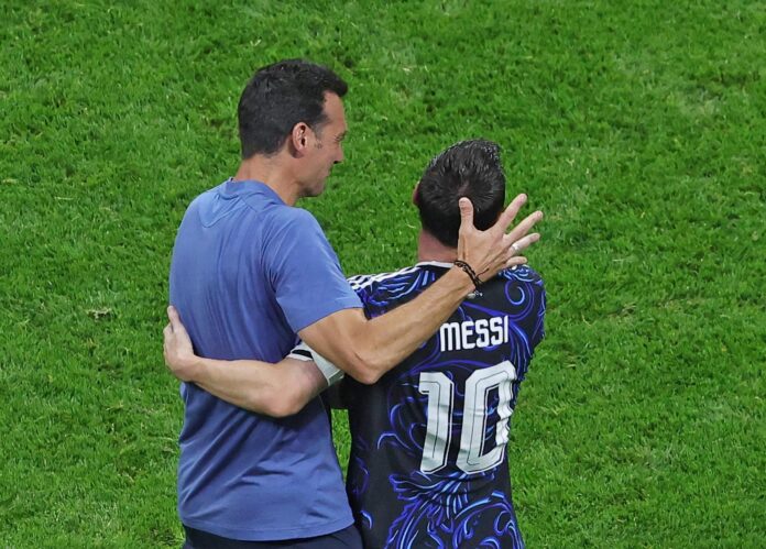 El seleccionador Lionel Scaloni y el campitán Lionel Messi se abrazan tras obtener la clasificación a la final del Mundial, este miércoles en el Mercedes-Benz Stadium de Atlanta. EFE/EPA/CRISTOBAL HERRERA-ULASHKEVICH
