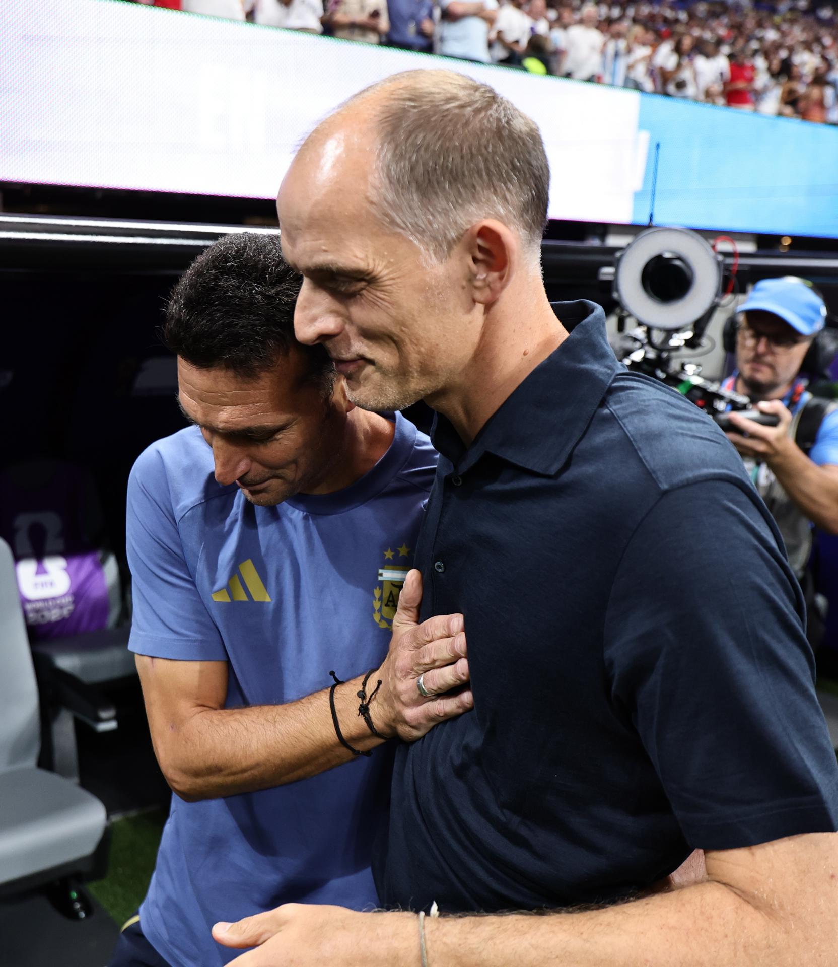 Lionel Scaloni (i) saluda a su colega Thomas Tuchel tras la clasificación de Argentina a la final del Mndial en Atlanta. EFE/EPA/RONALD WITTEK