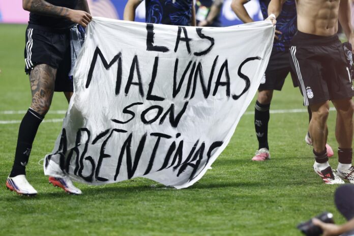 Jugadores de Argentina sostienen una pancarta que dice 'Las Malvinas son argentinas' al celebrar su victoria en el partido de semifinales de la Copa Mundial de la FIFA 2026 frente a Inglaterra. EFE/EPA/WILL OLIVER
