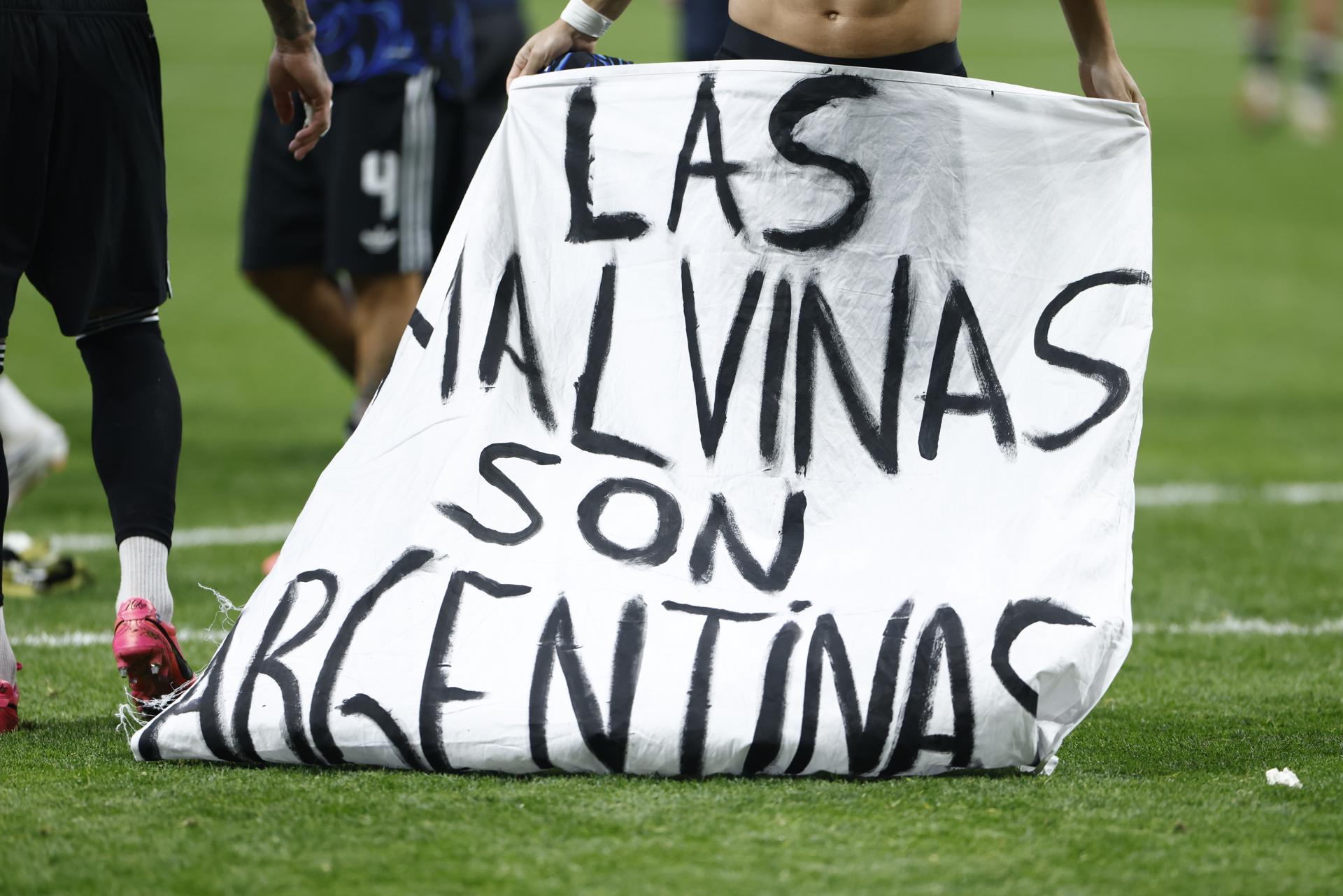 Jugadores de Argentina sostienen una pancarta que dice 'Las Malvinas son argentinas' al celebrar su victoria en el partido de semifinales de la Copa Mundial de la FIFA 2026 frente a Inglaterra. EFE/EPA/WILL OLIVER

