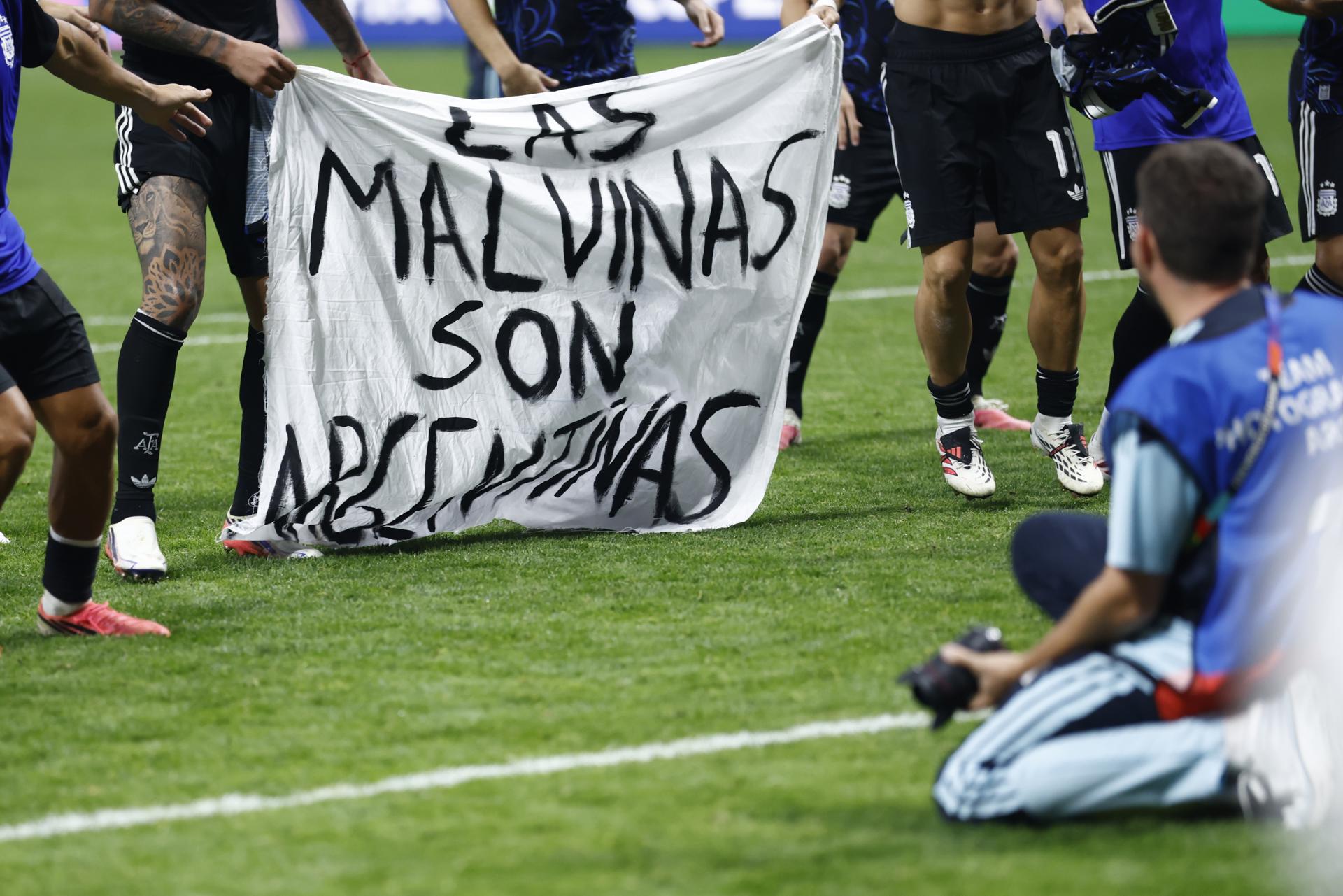 Jugadores de Argentina sostienen una pancarta que dice 'Las Malvinas son argentinas' al celebrar su victoria en el partido de semifinales de la Copa Mundial de la FIFA 2026 frente a Inglaterra. EFE/EPA/WILL OLIVER
