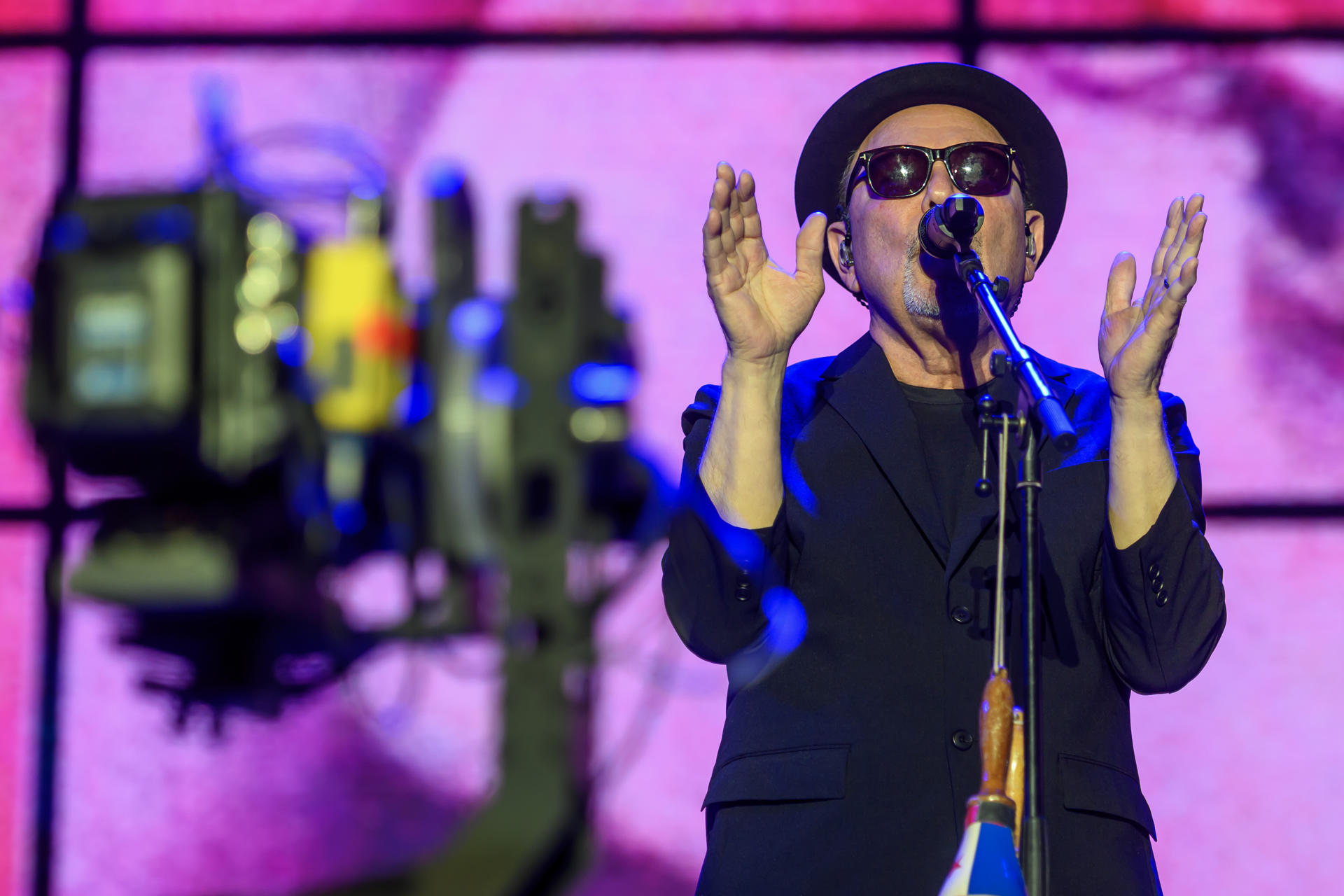El cantante panameño Rubén Blades, junto a la Roberto Delgado Big Band, esta noche en el concierto que ha ofrecido dentro del Icónica Santalucía Sevilla Fest que se celebra estos días en la Plaza de España de Sevilla. EFE/Raúl Caro
