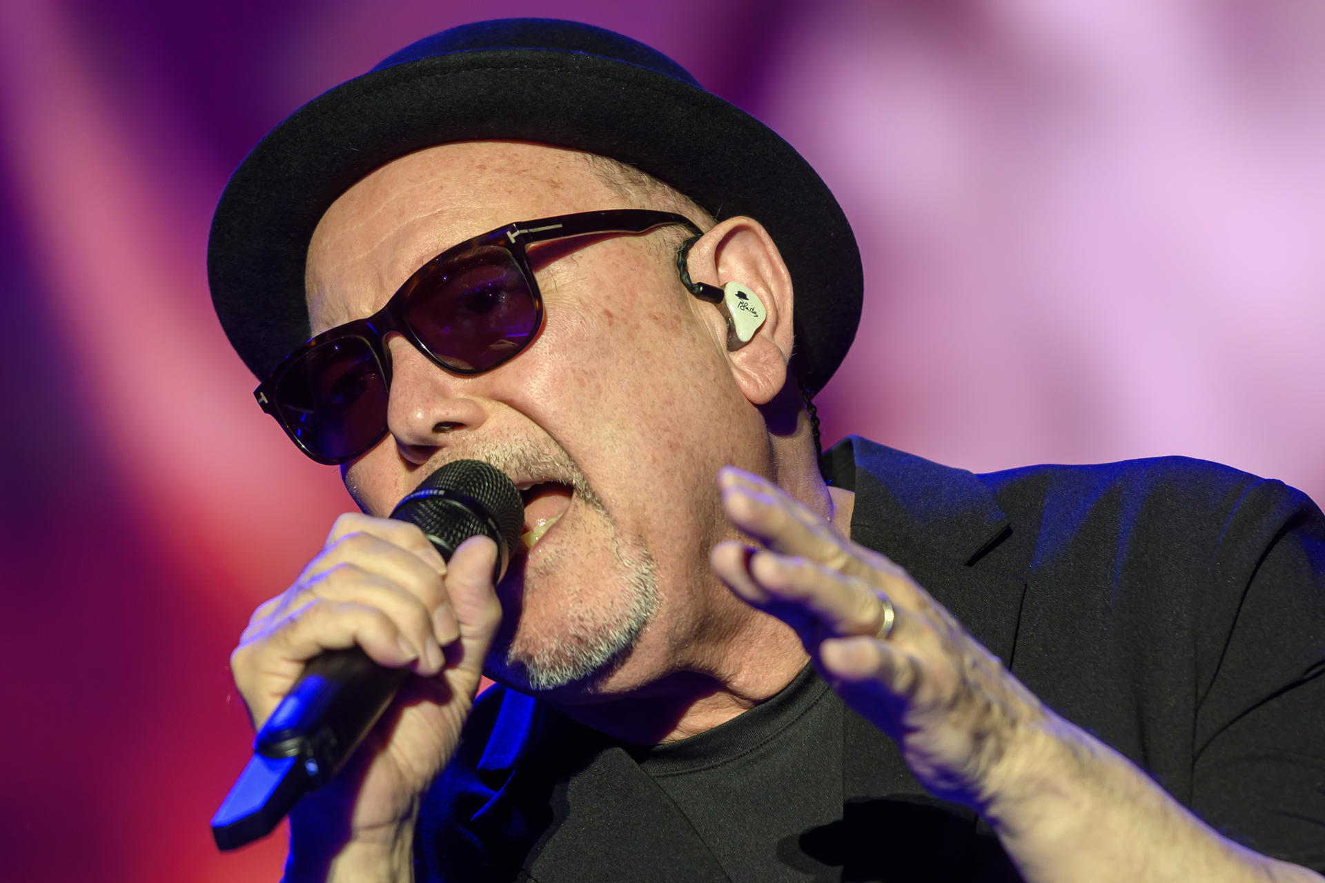 El cantante panameño Rubén Blades, junto a la Roberto Delgado Big Band, esta noche en el concierto que ha ofrecido dentro del Icónica Santalucía Sevilla Fest que se celebra estos días en la Plaza de España de Sevilla. EFE/Raúl Caro
