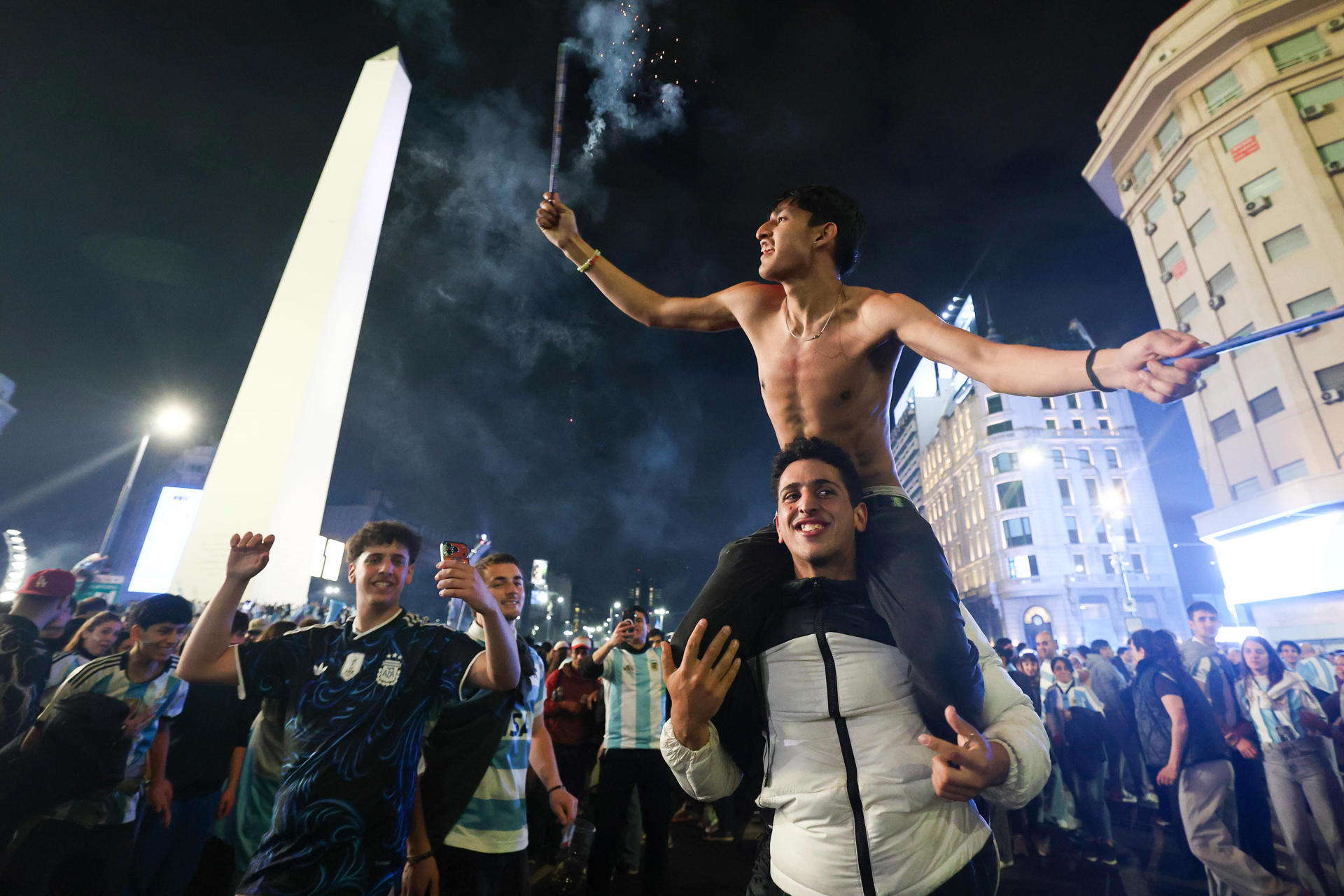 Aficionados celebran el triunfo de Argentina frente a Inglaterra en la semifinal del Mundial de la FIFA 2026 en Buenos Aires (Argentina). EFE/ Juan Ignacio Roncoroni
