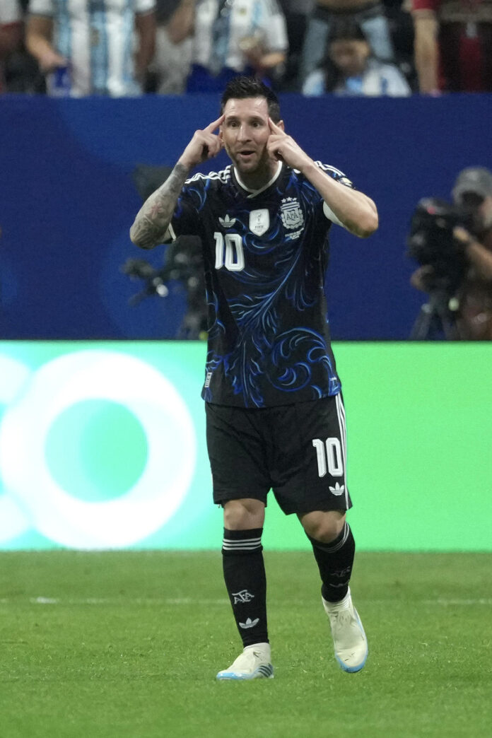 Lionel Messi, de Argentina, celebra el triunfo este miércoles al final del partido del Mundial de la FIFA 2026 contra Inglaterra en el estadio Mercedes-Benz, en Atlanta (Estados Unidos). EFE/ Octavio Guzmán
