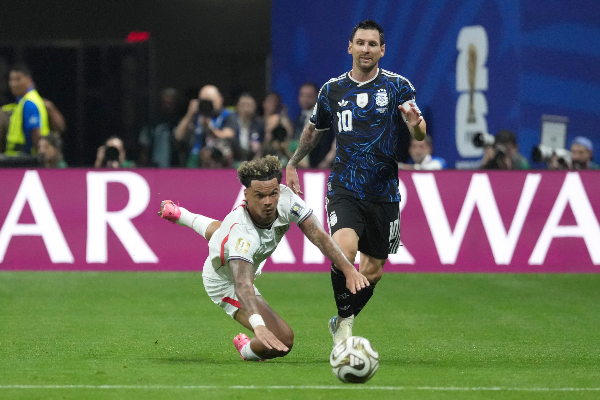 Nico O'Reilly (i), de Inglaterra, disputa el balón con Lionel Messi, de Argentina, este miércoles en el partido de semifinales del Mundial de la FIFA 2026 en el estadio Mercedes-Benz, en Atlanta (Estados Unidos). EFE/ Octavio Guzmán
