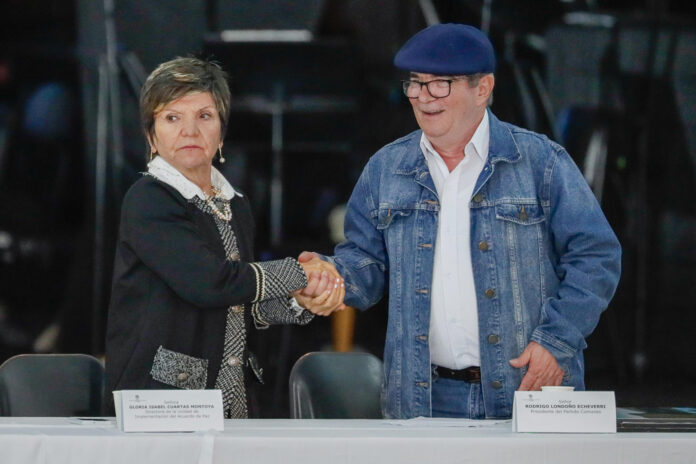 Fotografía de archivo, tomada en noviembre de 2024, en la que se captó al excomandante de las Fuerzas Armadas Revolucionarias de Colombia (FARC), Rodrigo Londoño (d), al saludar a la directora de la Unidad de Implementación de Acuerdo de Paz en Colombia, Gloria Cuartas, en Bogotá (Colombia). EFE/Carlos Ortega
