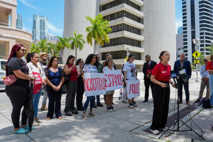 La activista del American Friends Service Committee Yareliz Mendez-Zamora (d) fue captada este 15 de julio al atender a la prensa, durante una manifestación para denunciar condiciones inhumanas de migrantes trasladados desde el clausurado centro migratorio 'Alligator Alcatraz' al Centro Federal de Detención (FDC) de Miami, en Miami (EE.UU.). EFE/Alberto Boal
