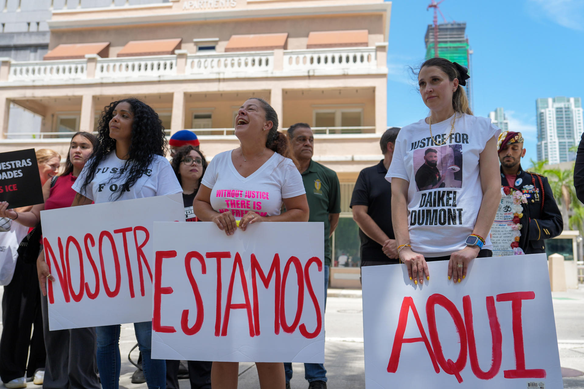 Las familiares de migrantes detenidos Anisley Cortez (i), Judith Castellanos (c) y Annett Uset Dumont fueron captadas este 15 de julio, durante una manifestación para denunciar condiciones inhumanas de migrantes trasladados desde el clausurado centro migratorio 'Alligator Alcatraz' al Centro Federal de Detención (FDC) de Miami, en Miami (FL, EE.UU.). EFE/Alberto Boal

